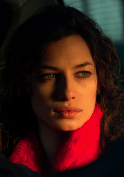 Film still from A fény ösvényei: a woman wearing a red scarf